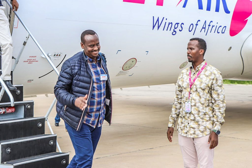 Asmali77's tweet photo. Wajir Touchdown for the grand opening of #iMall. Dignitaries include MPs Host MP @Honadendaud Wajir South MP @Moadow @HonAbdi_Shurie Garissa Senator @abdulhaj & Ambassador @AMB_Affey. @i_FlyAir CEO @Capt_Airman in hand to receive them. https://t.co/fCiGW0Ao6C