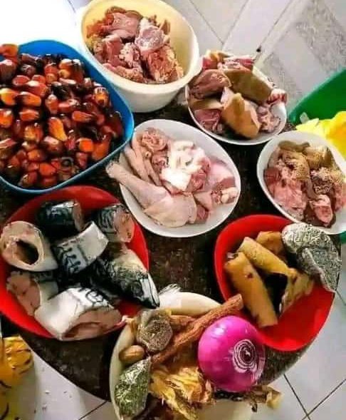 LASU_Insider's tweet photo. Urgent 2k Well Spent! 
Saturday Market are the best I always have enough time to negotiate till my tooth and nails are falling off... I'm a lasuite 🤝😩😌
#KoEasyNa🥵 https://t.co/2g7iGln3kp