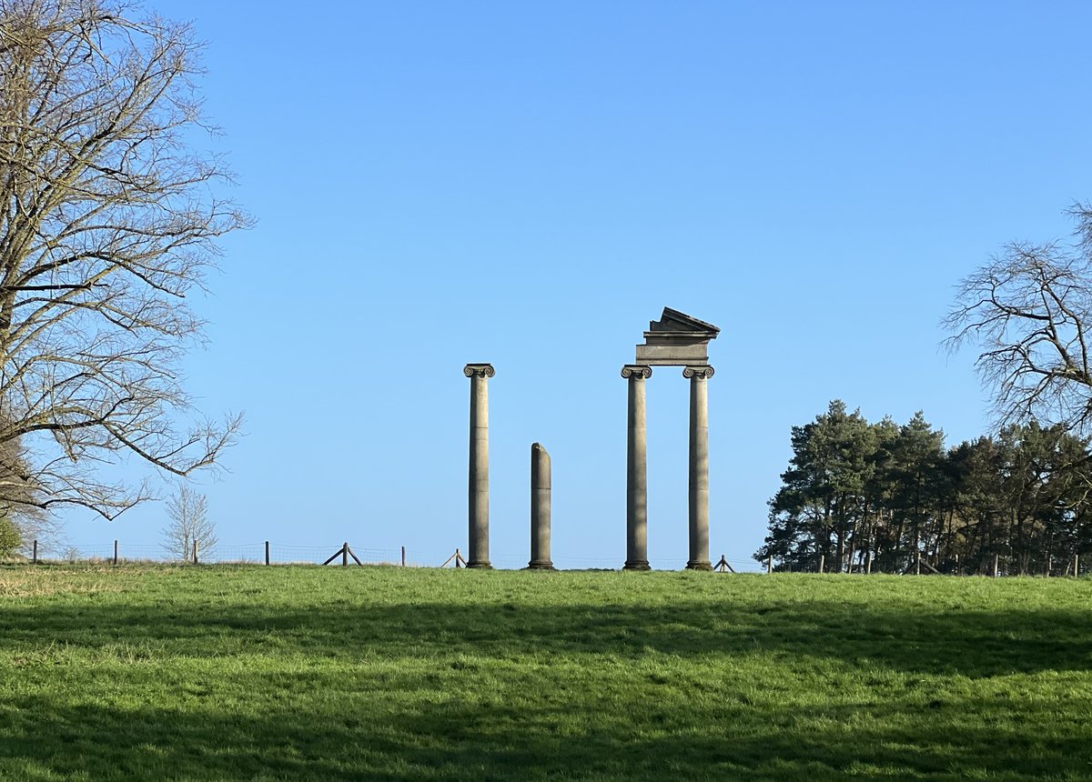 18th century columns from #ApleyCastle reused as a wonderful 20th century monument and eye-catcher at nearby #HodnetHall in #Shropshire. Read more thefollyflaneuse.com/the-folly-hodn… 
#hodnet #folly