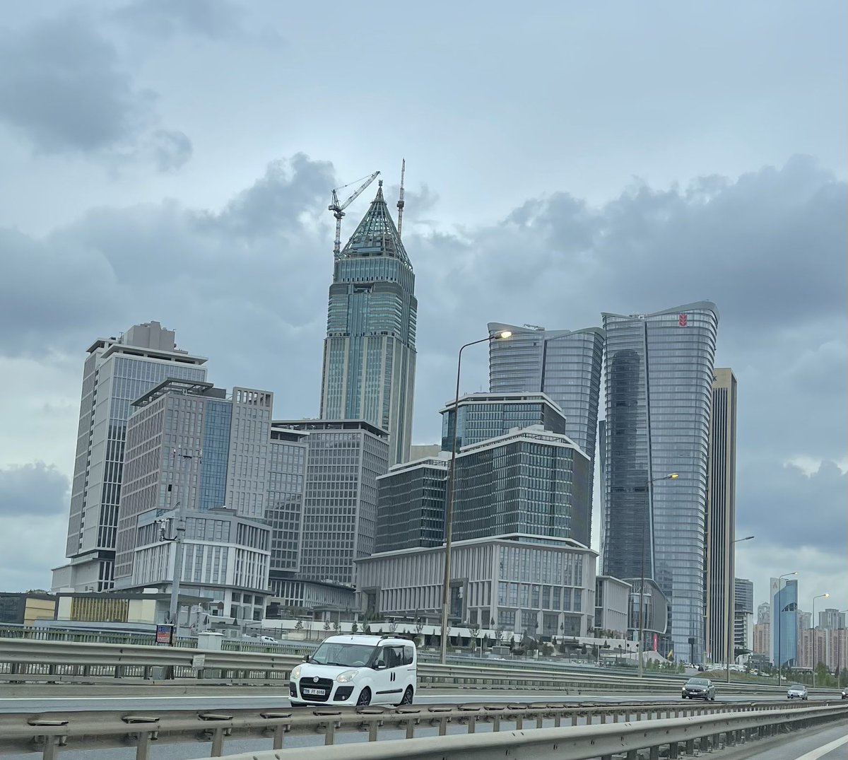 Finans merkezi denilen yerin binalarına bakın! Estetikten uzak; uzunlu kısalı, enli dar, kafaya göre binalar yapılmış. Bu ne ya böyle diyorsunuz? #istanbul #finansmerkeziataşehir