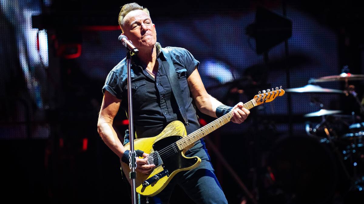 Springsteen bot tweet media