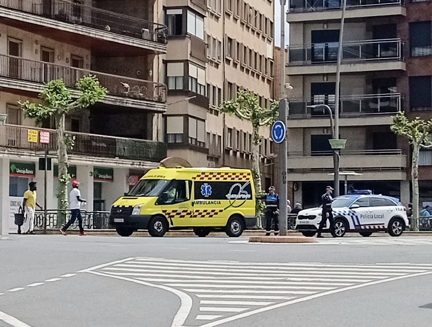SP_TES_CYL's tweet photo. Diario del encierro📘
12:26h. Seguimos de celebración! Ambulancia estropeada y parada en el centro de #Béjar teniendo que empujar la Policía Local.  👏👏@htgroup112.
@s24horas
@LaGacetaSA
@SArtvALDIA
@LaCronica_SA
@TribunaSal
@SERSalamanca
@COPEsalamanca
@OndaCero_es
@cyltv
@rtve https://t.co/vQ7vYHzSsM