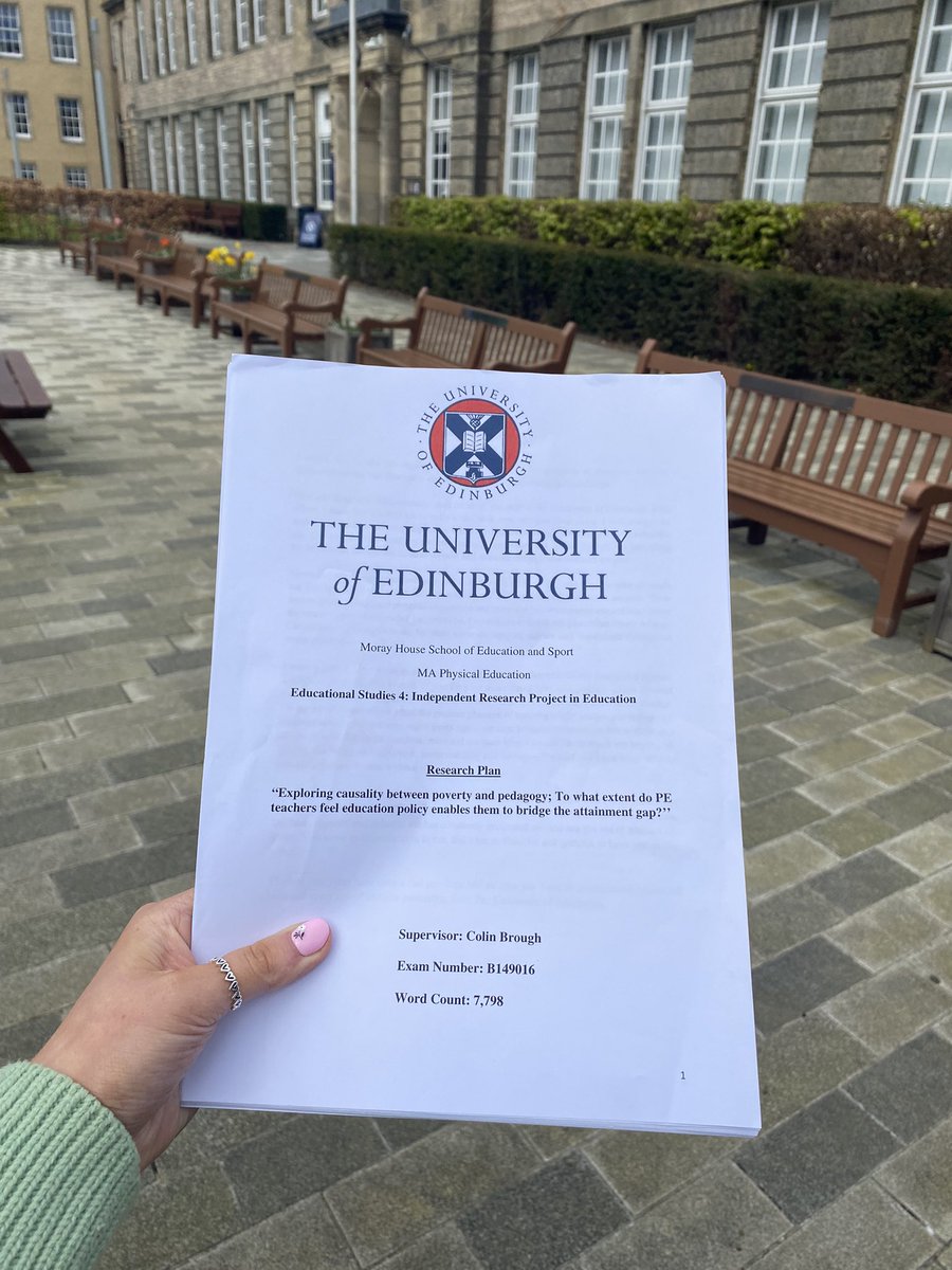 bourne_miss's tweet photo. Just like that 4 years of uni complete 🥹✅ Had the best day celebrating with the best people ♥️ 

Miss Bourne pending…👩🏼‍🏫 https://t.co/NFXSCG7TDk