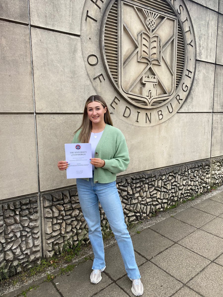 bourne_miss's tweet photo. Just like that 4 years of uni complete 🥹✅ Had the best day celebrating with the best people ♥️ 

Miss Bourne pending…👩🏼‍🏫 https://t.co/NFXSCG7TDk