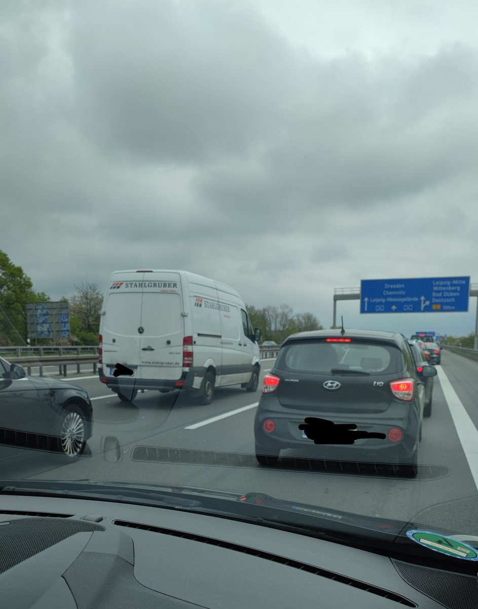daggilina's tweet photo. Seit halb acht unterwegs zur #buchmesseleipzig
In der letzten Stunde haben wir 2 km geschafft und jetzt soll es keine Parkplätze mehr geben.
#mehralsenttäuscht https://t.co/2bhplLYVKh