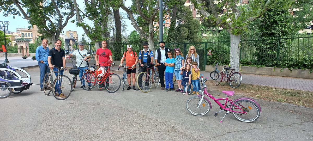 BiciClasiAragon's tweet photo. XII Encuentro de bicicletas antiguas y clásicas de Zaragoza en el Parque José Antonio Labordeta de Zaragoza 
#bicis #bicisclasicas #bicisantiguas https://t.co/HmHyK476Hz