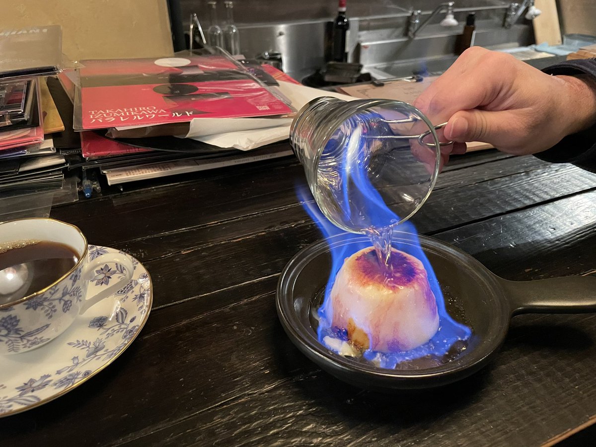 bobbyonmymind's tweet photo. カフェ営業が14時からになり立ち寄りやすくなった下北沢NRFSへ。
早速名物の？燃えるプリンを注文、青い炎が美しく、洋酒の香りたっぷりの大人の味だ。（その後売り切れたらしい…）
マスターのレコード市購入盤が順に流れる。
#ジャズ喫茶
#NRFS https://t.co/R2iTVIe33G