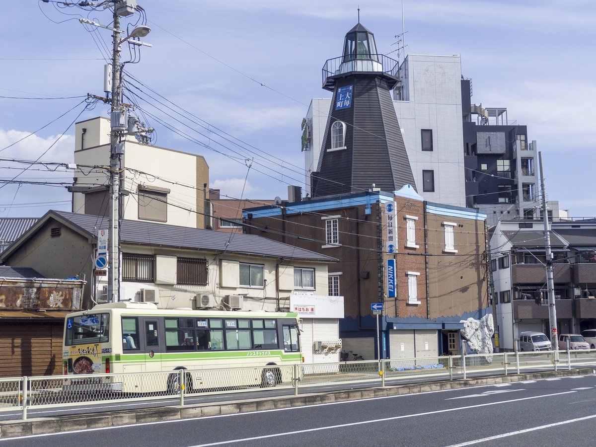osouji_hoge's tweet image. 都島　新聞販売店にしてはポップな建物ですが、その理由を述べよ　#大阪市都島区