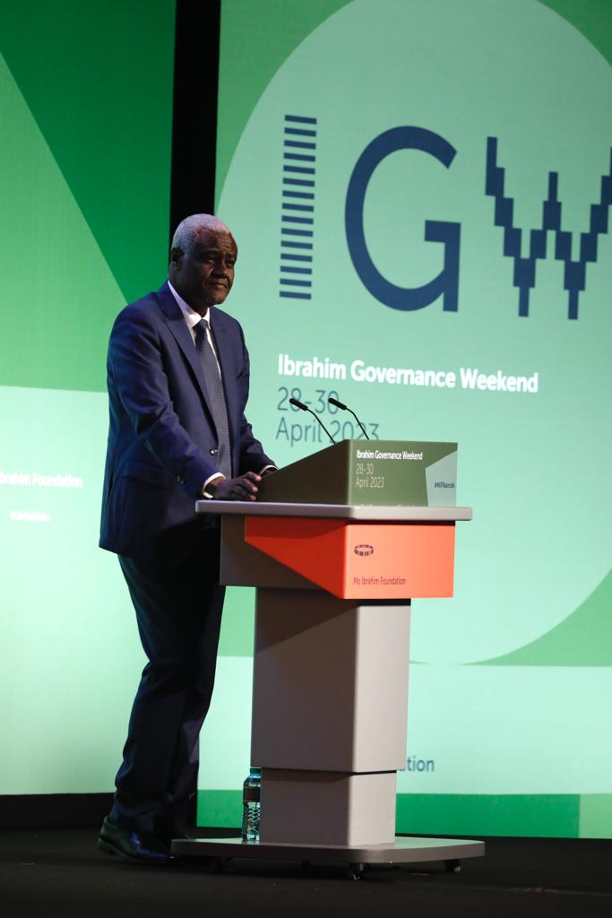 AUC_MoussaFaki's tweet photo. La question qui se pose désormais n'est pas comment aider l'Afrique mais comment celle-ci pourrait aider le monde? #MIFNairobi #GlobalAfrica https://t.co/ZD2LyRB160