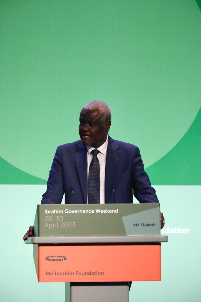 AUC_MoussaFaki's tweet photo. La question qui se pose désormais n'est pas comment aider l'Afrique mais comment celle-ci pourrait aider le monde? #MIFNairobi #GlobalAfrica https://t.co/ZD2LyRB160