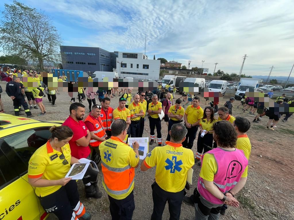semgencat's tweet photo. #EstàPassant:
📸 El #SEM participa un any més, i ja en són 10, a ‘Fem el Camí al teu costat’, la caminada des de Manresa i fins al Monestir de Montserrat, amb @mossos, cobrint el servei preventiu amb voluntaris. Posem el nostre granet de sorra per aquesta causa solidària. https://t.co/Y00LIIpGmv