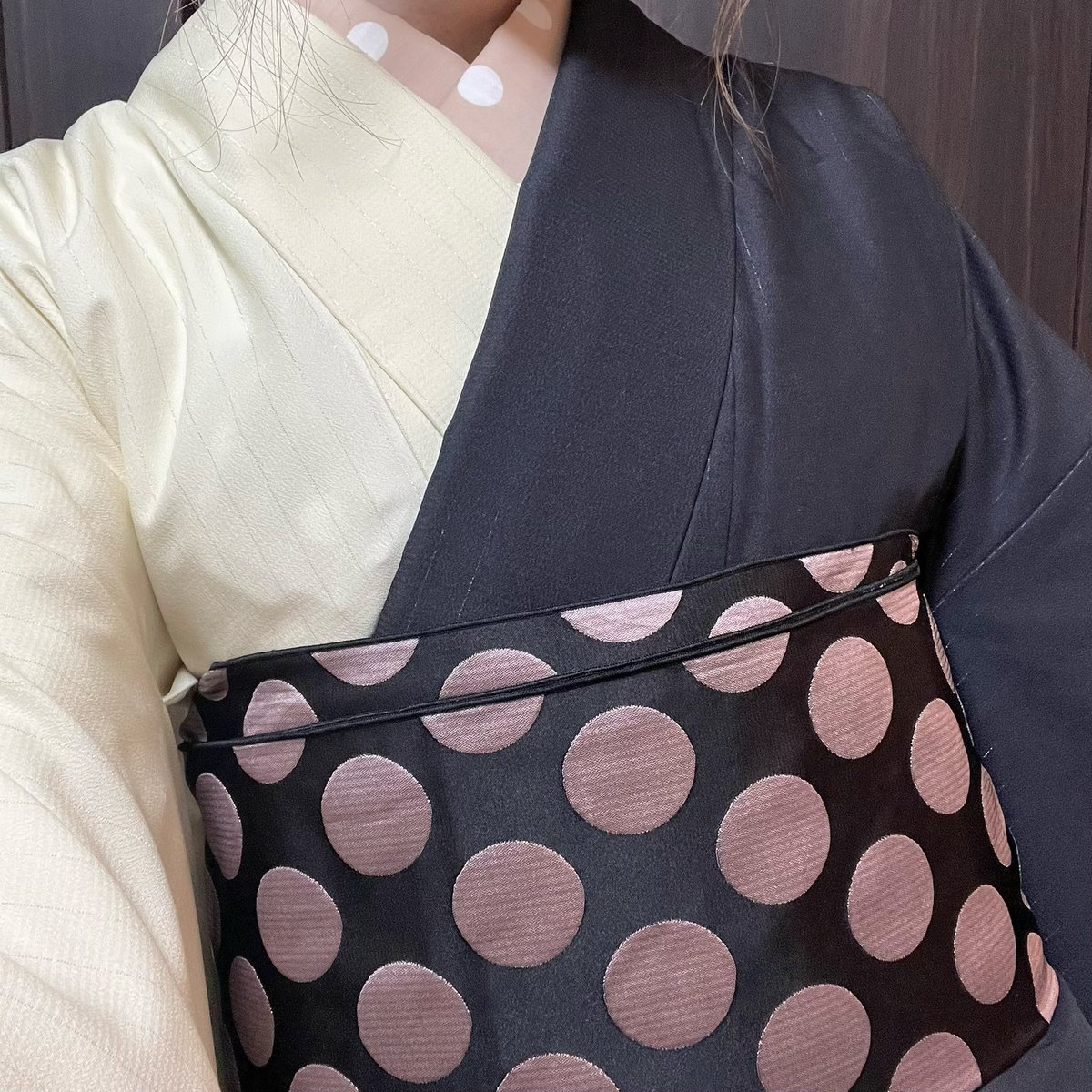 yasuyo_pekoe's tweet photo. 美術展へ。CHOKOさんの復刻キモノ「三匹の猫」銀通し、初おろし♪ 彩度控えて水玉散らし。
簪: #ダイソー
シュシュ: #shein
ピアス: 自作
半衿、裾よけ: #キモノの粒
着物: #CHOKO
帯: #TSUBAKIAN
バッグ:#手作り屋万莉 レシピで自作
足袋靴下: #靴下屋
草履: #irora
半襦袢: #avalez https://t.co/FvojrZUrRp