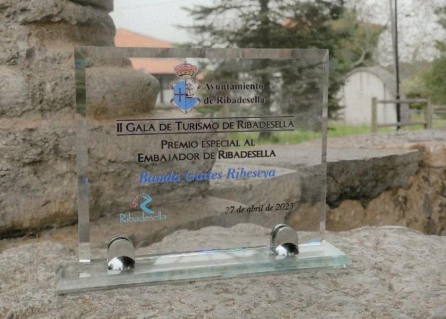 BGRibeseya's tweet photo. Ayer tuvimos la suerte de que la Casa Conceyu nos concedieran esti premiu especial: Embaxadores de Ribeseya.

¡Munches gracies, @RibadesellaTuri ! Ye un honor pa nós siguir animando al pueblu col nuestru son.

#BGRibeseya #Ribeseya #bandadegaites #Asturies #orientedeasturias https://t.co/Ia609tITVc