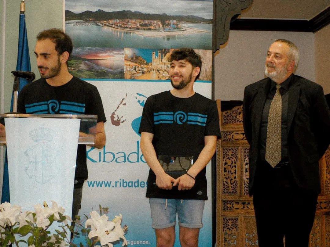 BGRibeseya's tweet photo. Ayer tuvimos la suerte de que la Casa Conceyu nos concedieran esti premiu especial: Embaxadores de Ribeseya.

¡Munches gracies, @RibadesellaTuri ! Ye un honor pa nós siguir animando al pueblu col nuestru son.

#BGRibeseya #Ribeseya #bandadegaites #Asturies #orientedeasturias https://t.co/Ia609tITVc