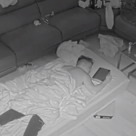 fishtankdotlive's tweet photo. FT 3:47: Jon has fallen asleep - bible in hand. https://t.co/BsJPatY9IZ