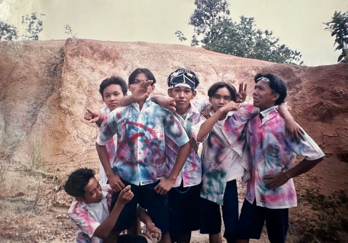 Di sisi lain, kenangan masa kecil selalu sangat berharga, dan pasti akan ada banyak kenangan yang tak terlupakan dari waktu di sekolah menengah pertama.
