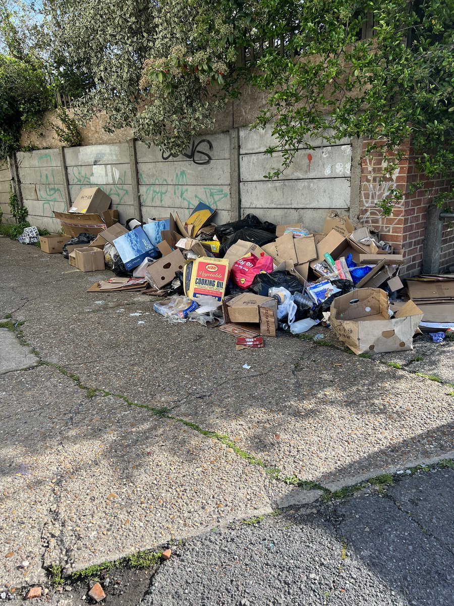 @harrietspoor @lbbdcouncil @DarrenRodwell 
Almost 3 weeks and counting … still there 
#heathward #flytipping #lbbdcouncil #labour #localcouncillor #labourcouncil