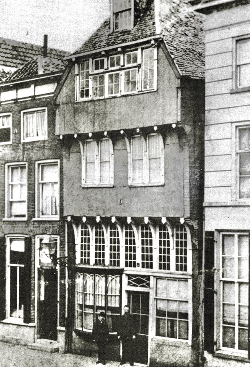 In de 17e eeuw werd iedereen in Den Bosch aangemoedigd zijn huis met houten gevel te vervangen voor een stenen gevel. Na de grote brand van 1744 werden stenen gevels zelfs verplicht. De laatste houten gevel was die van ‘Het Fransche Kabinet’, Kerkstraat 73, afgebroken in 1878.