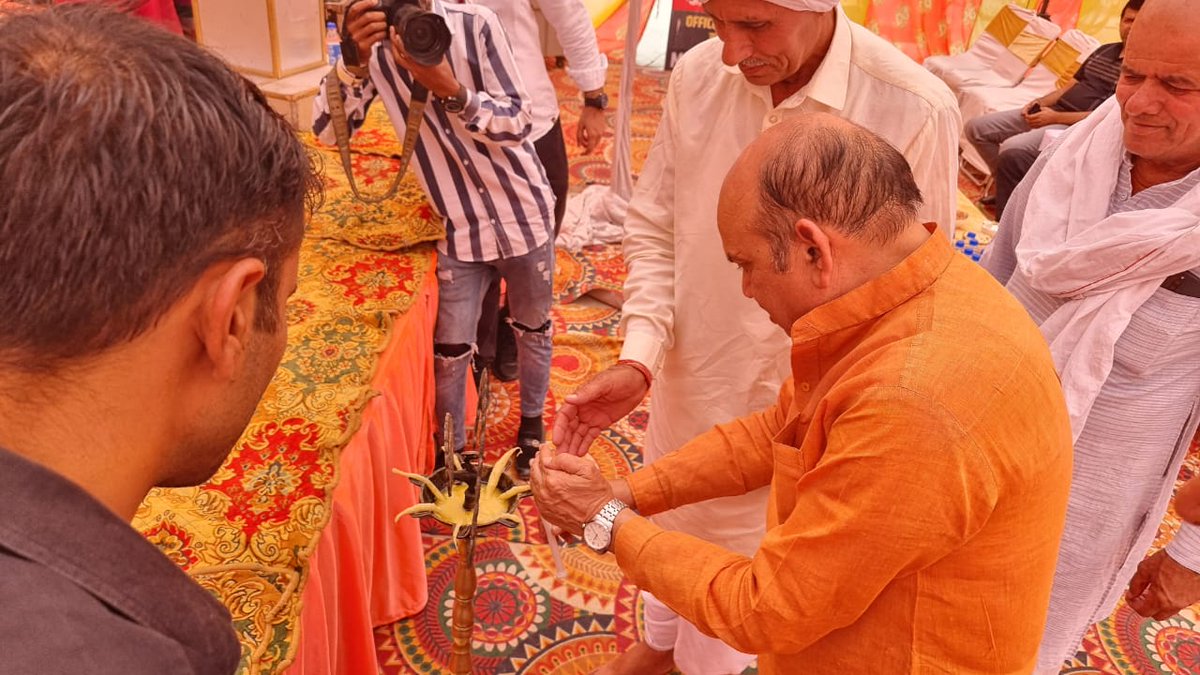 RCKaushikBJP's tweet photo. शानदार उपलब्धि.. बधाई हो..
कीर्ति व कोमल दोनों होनहार छात्राओं के एनडीए में चयन पर उन्हें सम्मानित किया और शुभकामनाएं दीं ।
#NDA #selection #proud #doughterofharyana #kirti #komal #LeadAcademy #BJP4INDIA #BjpHaryana #BjpSonipat https://t.co/DZlpxGXc2l