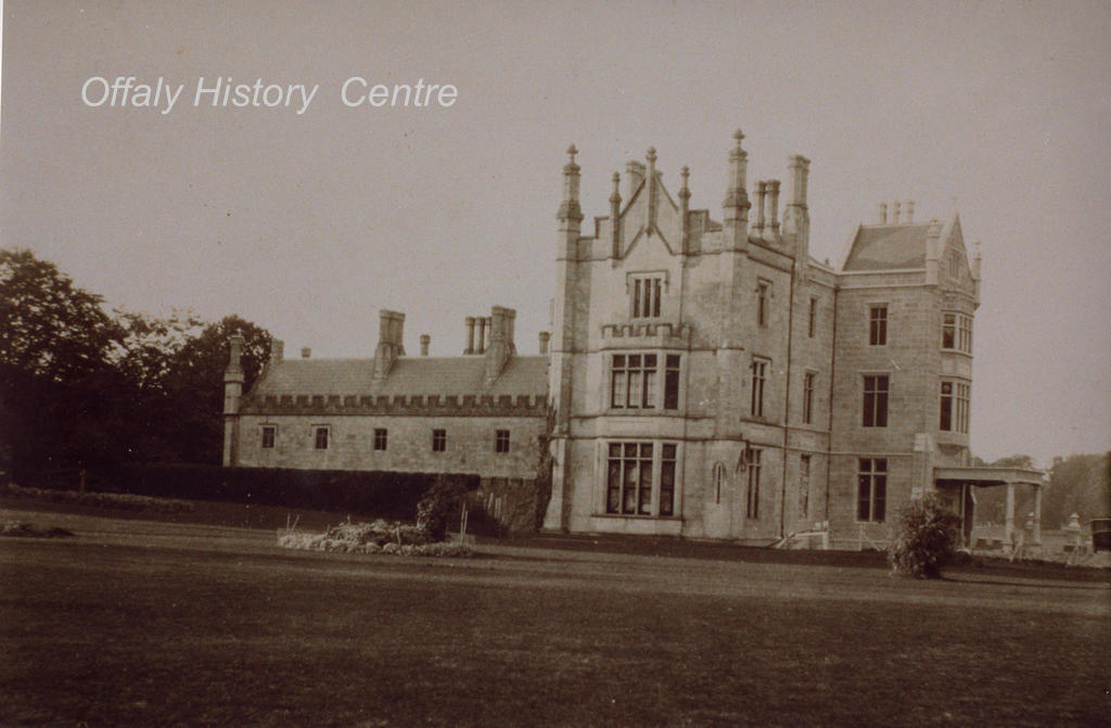 #OTD 29 Apr 1923 #Centenary Durrow Abbey House (aka Durrow Castle), Tullamore, Co Offaly #BigHouseBurnt #IrishCivilWar. Owner Otway Toler, Earl of Norbury family. Rebuilt 1926 less top storey & porte-cochere.
OffalyHistoryBlog.wordpress.com/2018/01/06/dur…
TheIrishAesthete.com/2018/04/23/in-…
BuildingsofIreland.ie/buildings-sear…