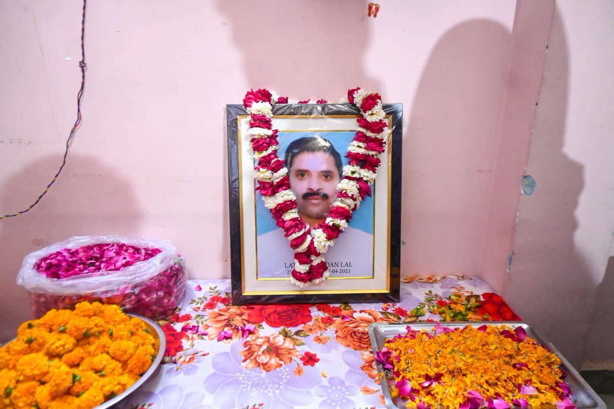 AtishiAAP's tweet photo. कोरोना में अपनी जान की परवाह किए बिना, जनता की सेवा कर शहीद होने वाले सिविल डिफेंस वालंटियर, मदन लाल जी हम सभी के लिए समर्पण की मिसाल है।

.@ArvindKejriwal जी की ओर से, आज उनके परिवार को ₹1 करोड़ की सम्मान राशि प्रदान की।

 ईश्वर कोरोना योद्धा मदन लाल जी की आत्मा को शांति दे। https://t.co/Md24SYi3QF