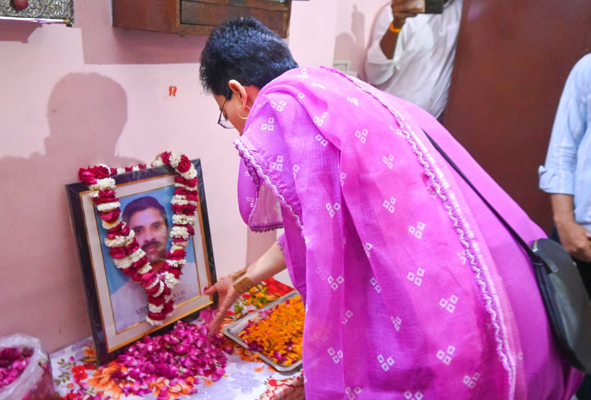 AtishiAAP's tweet photo. कोरोना में अपनी जान की परवाह किए बिना, जनता की सेवा कर शहीद होने वाले सिविल डिफेंस वालंटियर, मदन लाल जी हम सभी के लिए समर्पण की मिसाल है।

.@ArvindKejriwal जी की ओर से, आज उनके परिवार को ₹1 करोड़ की सम्मान राशि प्रदान की।

 ईश्वर कोरोना योद्धा मदन लाल जी की आत्मा को शांति दे। https://t.co/Md24SYi3QF