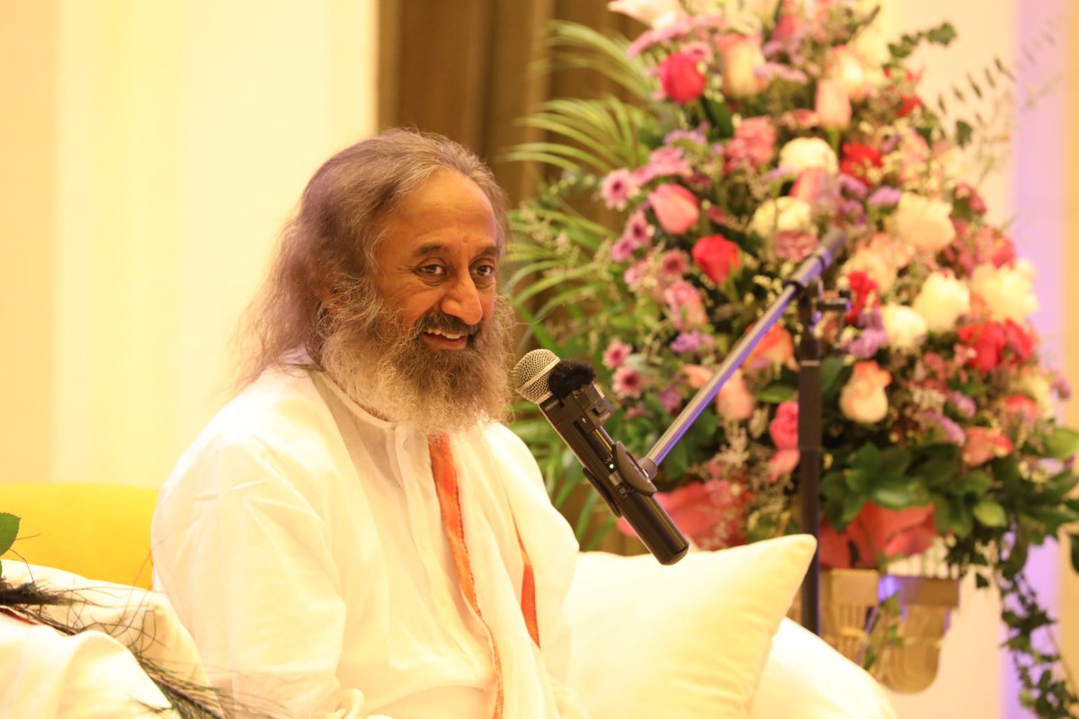 OfficeOfGurudev's tweet photo. Glimpses of Gurudev @SriSri Ravi Shankar ji in Dubai.

#updates #DubaiMeditates https://t.co/P4NvGb7baL