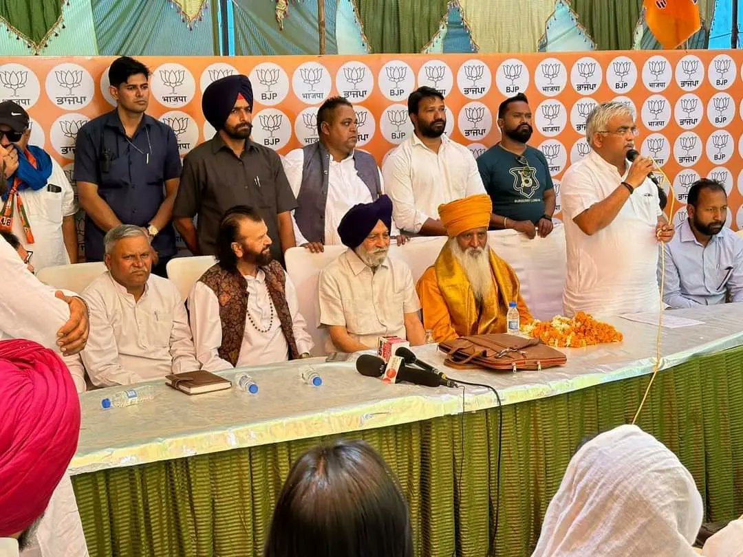 RamGejja's tweet photo. ਜਲੰਧਰ ਲੋਕ ਸਭਾ ਜਿਮ਼ਨੀ ਚੋਣਾਂ ਨੂੰ ਲੈ ਕੇ ਵਾਲਮੀਕਿ ਸੰਗਠਨ ਦੇ ਕੌਮੀ ਪ੍ਰਧਾਨ ਨੇ ਅੰਤਰਰਾਸ਼ਟਰੀਯ ਵਾਲਮੀਕਿ ਮਜ਼ੱਬੀ ਸਿੱਖ ਧਰਮ ਸਮਾਜ ਭਾਰਤ (ਪੰਜਾਬ) ਦੀ ਇੱਕ ਵਿਸ਼ੇਸ਼ ਮੀਟਿੰਗ ਰੱਖੀ ਗਈ ਜਿਸ ਵਿੱਚ ਵਿਸ਼ੇਸ਼ ਤੌਰ ਤੇ ਪਹੁੰਚੇ MP ਹੰਸ ਰਾਜ ਹੰਸ ਜੀ, ਸ. ਚਰਨਜੀਤ ਸਿੰਘ ਅਟਵਾਲ ਜੀ, ਪਰਮਹੰਸ ਧਰਮਗੁਰੂ ਬੱਬਲਾ ਦਾਸ ਜੀ,ਰਾਜ ਕੁਮਾਰ ਵੇਰਕਾ ਜੀ। https://t.co/yO5ahdiKA5