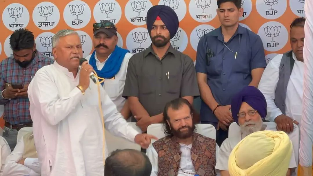 RamGejja's tweet photo. ਜਲੰਧਰ ਲੋਕ ਸਭਾ ਜਿਮ਼ਨੀ ਚੋਣਾਂ ਨੂੰ ਲੈ ਕੇ ਵਾਲਮੀਕਿ ਸੰਗਠਨ ਦੇ ਕੌਮੀ ਪ੍ਰਧਾਨ ਨੇ ਅੰਤਰਰਾਸ਼ਟਰੀਯ ਵਾਲਮੀਕਿ ਮਜ਼ੱਬੀ ਸਿੱਖ ਧਰਮ ਸਮਾਜ ਭਾਰਤ (ਪੰਜਾਬ) ਦੀ ਇੱਕ ਵਿਸ਼ੇਸ਼ ਮੀਟਿੰਗ ਰੱਖੀ ਗਈ ਜਿਸ ਵਿੱਚ ਵਿਸ਼ੇਸ਼ ਤੌਰ ਤੇ ਪਹੁੰਚੇ MP ਹੰਸ ਰਾਜ ਹੰਸ ਜੀ, ਸ. ਚਰਨਜੀਤ ਸਿੰਘ ਅਟਵਾਲ ਜੀ, ਪਰਮਹੰਸ ਧਰਮਗੁਰੂ ਬੱਬਲਾ ਦਾਸ ਜੀ,ਰਾਜ ਕੁਮਾਰ ਵੇਰਕਾ ਜੀ। https://t.co/yO5ahdiKA5