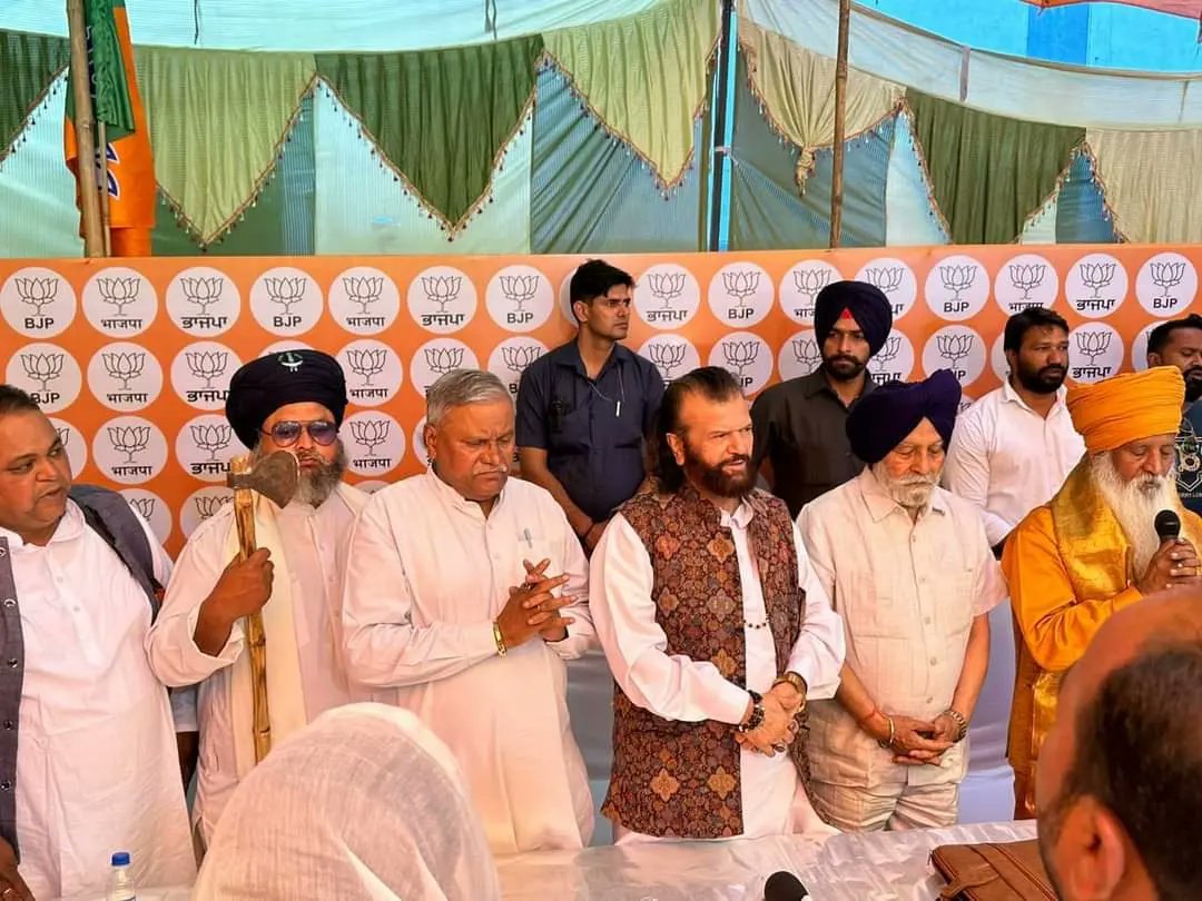 RamGejja's tweet photo. ਜਲੰਧਰ ਲੋਕ ਸਭਾ ਜਿਮ਼ਨੀ ਚੋਣਾਂ ਨੂੰ ਲੈ ਕੇ ਵਾਲਮੀਕਿ ਸੰਗਠਨ ਦੇ ਕੌਮੀ ਪ੍ਰਧਾਨ ਨੇ ਅੰਤਰਰਾਸ਼ਟਰੀਯ ਵਾਲਮੀਕਿ ਮਜ਼ੱਬੀ ਸਿੱਖ ਧਰਮ ਸਮਾਜ ਭਾਰਤ (ਪੰਜਾਬ) ਦੀ ਇੱਕ ਵਿਸ਼ੇਸ਼ ਮੀਟਿੰਗ ਰੱਖੀ ਗਈ ਜਿਸ ਵਿੱਚ ਵਿਸ਼ੇਸ਼ ਤੌਰ ਤੇ ਪਹੁੰਚੇ MP ਹੰਸ ਰਾਜ ਹੰਸ ਜੀ, ਸ. ਚਰਨਜੀਤ ਸਿੰਘ ਅਟਵਾਲ ਜੀ, ਪਰਮਹੰਸ ਧਰਮਗੁਰੂ ਬੱਬਲਾ ਦਾਸ ਜੀ,ਰਾਜ ਕੁਮਾਰ ਵੇਰਕਾ ਜੀ। https://t.co/yO5ahdiKA5