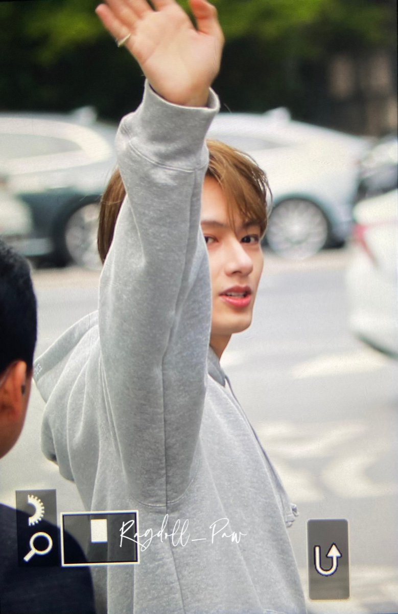 RagdollPaw610's tweet photo. 20230429 위버스 팬 사인 퇴근

#문준휘 #文俊辉 
#준 #JUN⁠⁠⁠ #ジュン
#세븐틴⁠⁠ #SEVENTEEN⁠⁠ #セブチ https://t.co/klQAUhVyKy