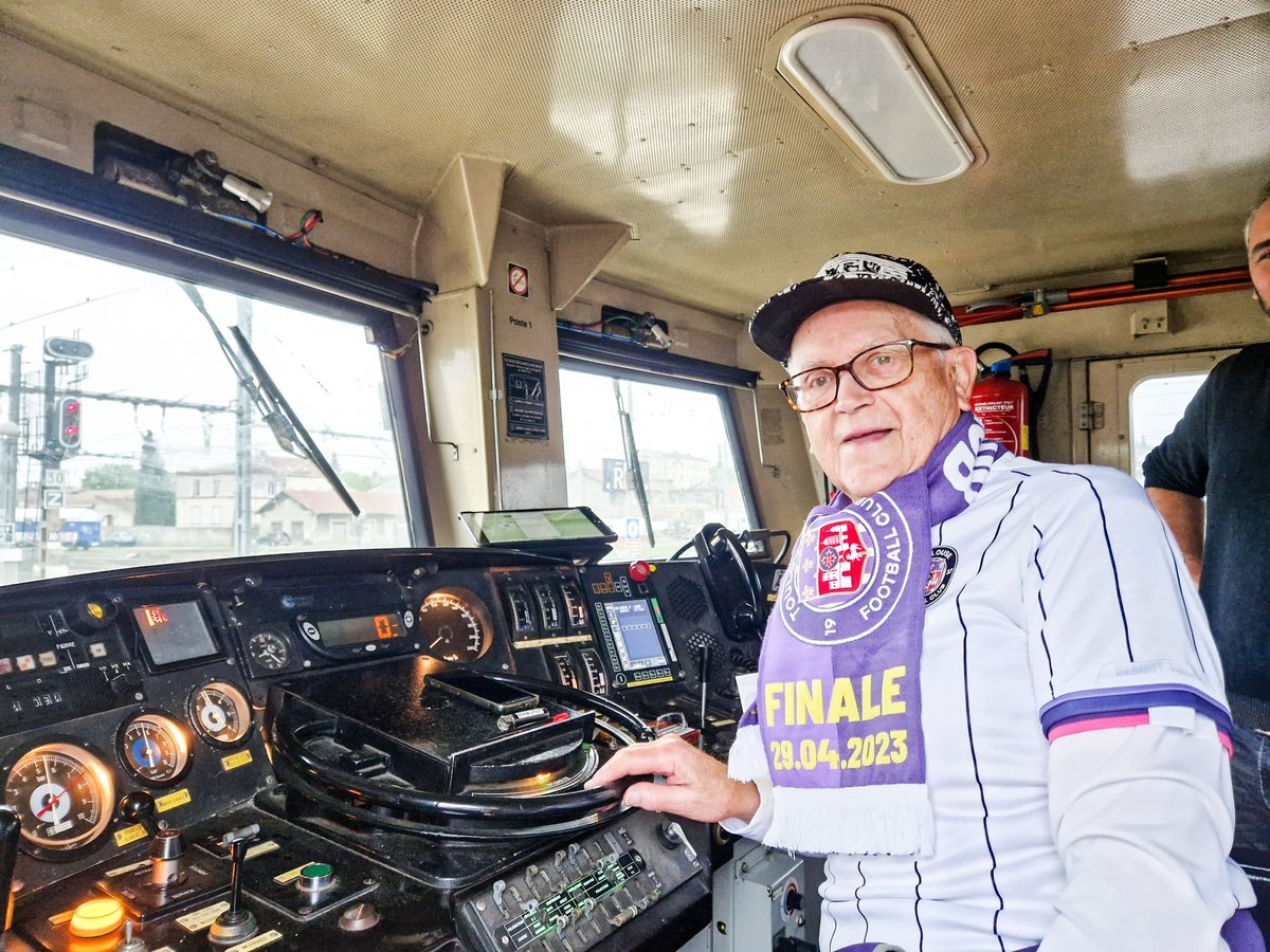 ToulouseFC's tweet photo. Aux commandes du train du TéFéCé ce matin, un conducteur pas comme les autres 😊

Jacqui, notre intendant historique pendant plus de 30 ans 💜 Comme nous tous, ce soir, il va vivre une finale de son Club au Stade de France ! À 90 ans !

#CoupeDeFrance #FCNTFC https://t.co/RHYGiSDXtI