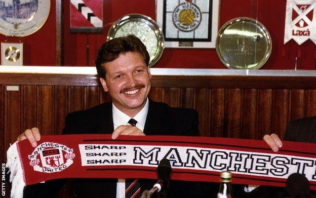 BradChuck's tweet image. Doesnt seem that long ago when #ManUtd was being sold for £20m.

Anyone remember Michael Knighton?

£20m would have been a snip in 1989 considering the ridiculous price now.

#manutdtakeover