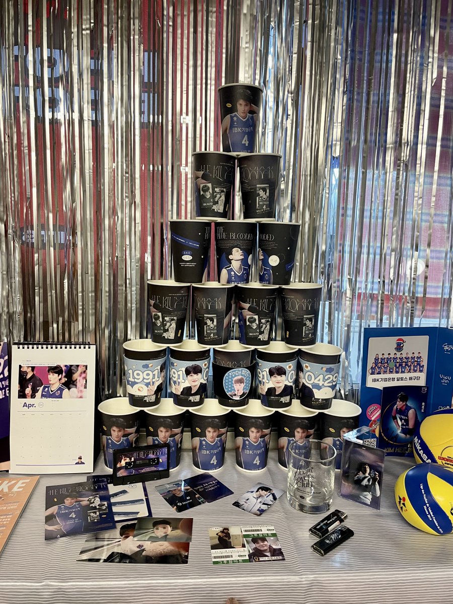 gomgom_hee_gle's tweet photo. 🩵 생카 후기 🩵
📍하이타운서울

자리가 없어서 아쉽게 테이크아웃했는데 쿠키 넘 귀여븐..😊 힙한 분위기!! 

 #기업은행에서_4번_김희진이가_하여튼_오늘_생일이곰 https://t.co/9SVjAF4Kz7
