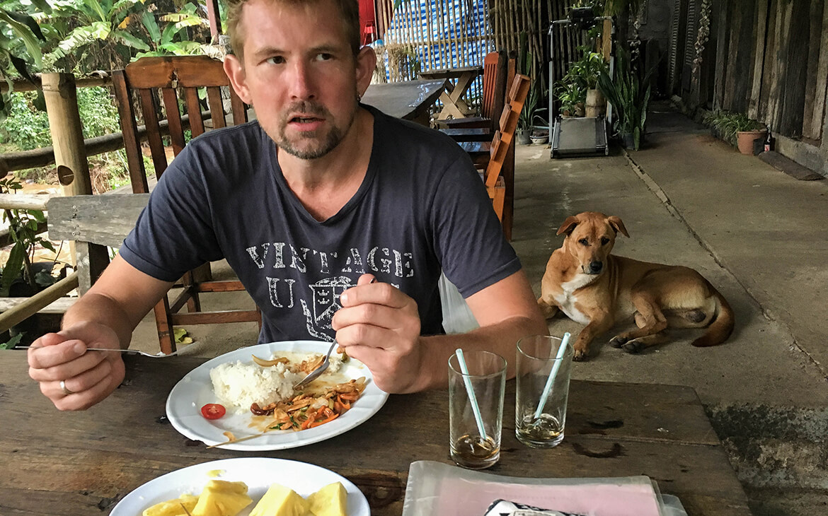 Eventyrerne's tweet photo. En hyggelig aften ved en meget lokal restaurant ændrede pludselig, vores rejse i Thailand. En sød og kælen, lokal hund gjorde udslaget. 
https://t.co/JZJ8z17uwl #thailand #rabies #bidtafhund #rejser https://t.co/DyA6arNw2L