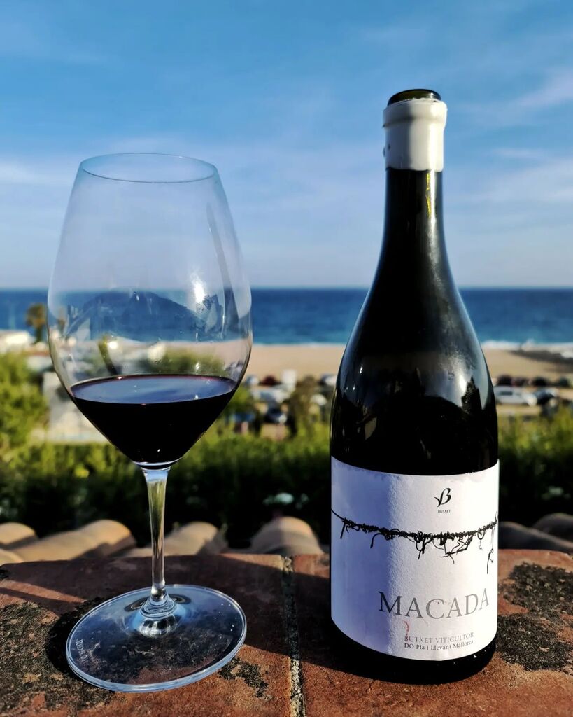 Macada 2018, Plà i Llevant, es un vino mallorquín encantador. La mezcla de variedades autóctonas, Callet y Mantonegro, con Merlot dan un vino exquisito. Todo el proceso es manual, desde la vendimia hasta la vinificación. Estos 12 meses en barricas de rob… instagr.am/p/CrnMJNJtGRR/