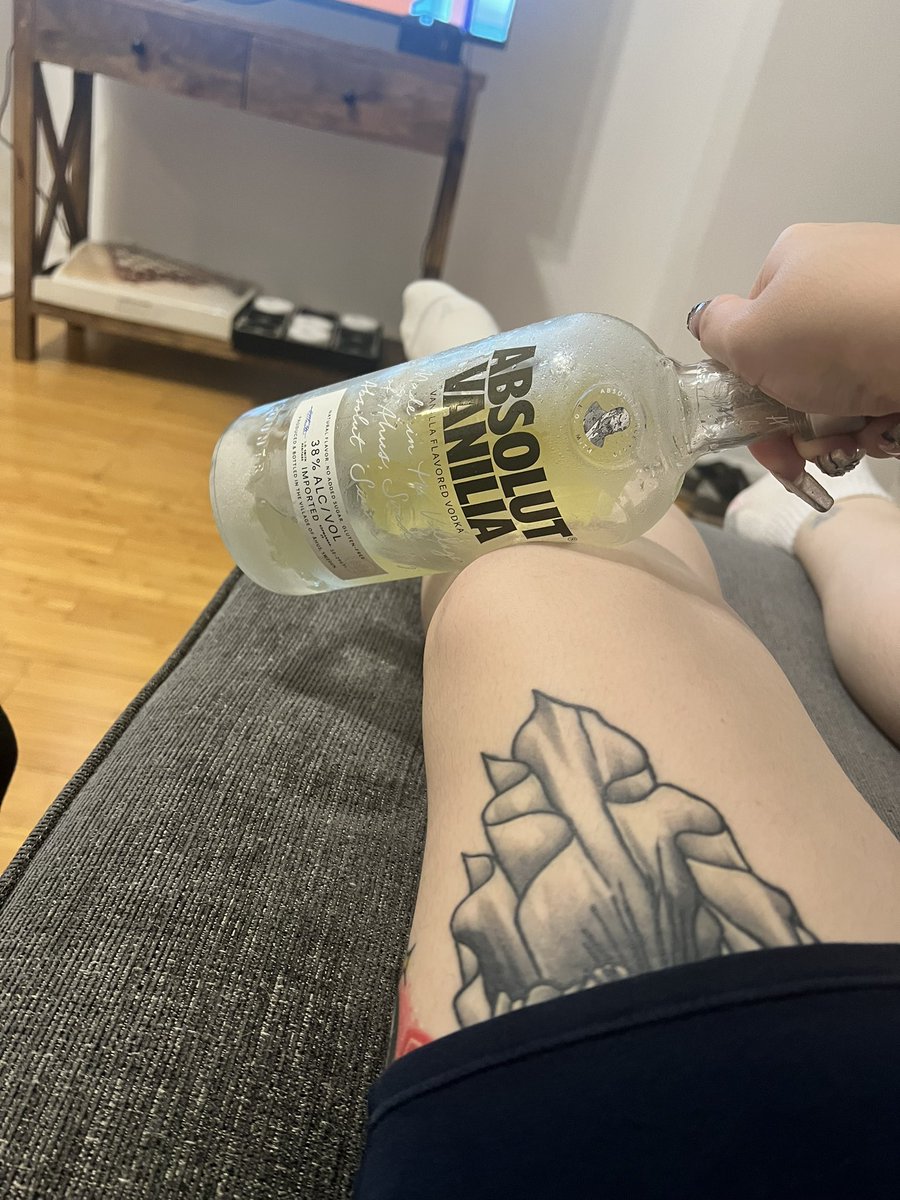 grlpwrart's tweet photo. this has genuinely been the most miserable last 6(?) months of my life.. I haven’t been able to walk since November, I’ve been out of work and I had to put a pause on my apprenticeship, all because of something you literally would never think would happen at a show 🥲 https://t.co/Bmm00hl5fO