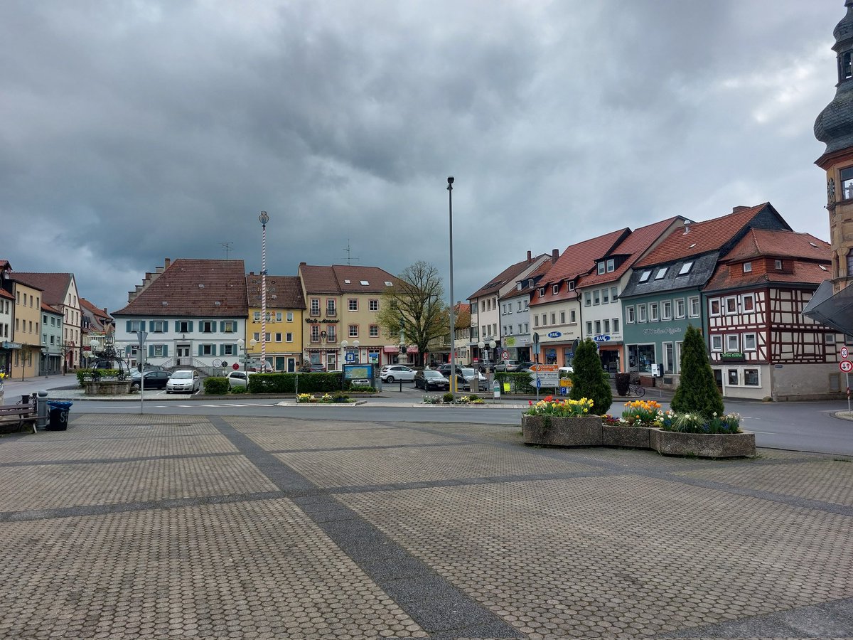 MuenstermannCl's tweet photo. Die Endrunde der Frauenbundesliga beginnt mit einer Führung durch den Ort Bad Königshofen. @Schachbund #FBL #WomenInChess https://t.co/VBjKNdVdP9