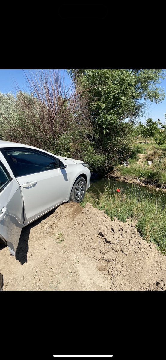 klcmltm's tweet photo. Evet evet kamu mühendisleri masa başı çalışıyor.. dere ıslah talebi için gittiğim köyde kurum arabası dere düşüyordu çok kolay şartlarda çalışıyoruz gerçekten @vedatbilgn @_aliyalcin_  #KamuMuhendisininHakkı #KamuMuhendisleri https://t.co/aKlbYAa66J