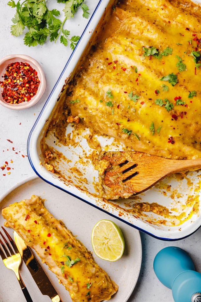 eatthisorg's tweet photo. Wraps, aber ein Level drüber. Gefüllt mit lecker gewürztem Tofu und schnell überbacken befördern euch unsere veganen Enchiladas mit grüner Jalapeño-Apfel-Salsa in höchste Tex-Mex-Himmel. Wäre das was? Schönen Samstag! 🌵🫔 https://t.co/xwK2REM5RW https://t.co/e6vI8fj4i9