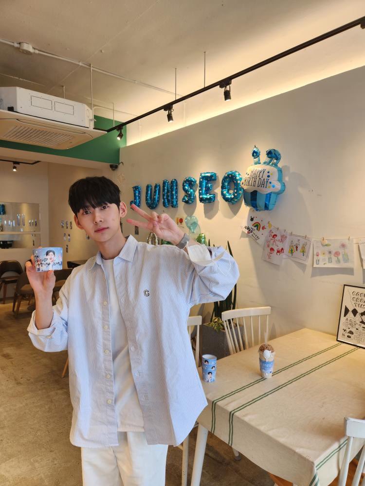 luv_junseo's tweet photo. 준서 송파 생일카페 왔대용😻
#임준서 #limjunseo https://t.co/vdGTIMVYQf
