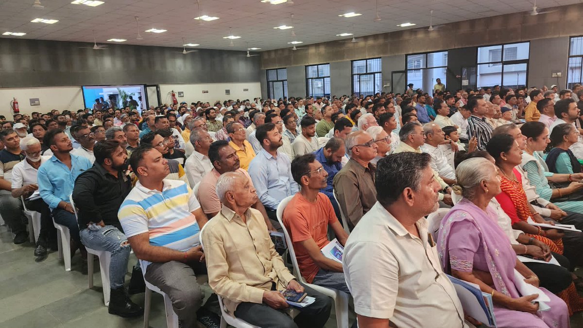 સુરત શહેર પોલીસનો અભિગમ લોકાભિમુખ રહ્યો છે, આ અભિગમને પગલે માનનીય પોલીસ કમિશનર શ્રી અજયકુમાર તોમરની અધ્યક્ષતામાં જહાંગીરપુરા, અડાજણ, પાલ, રાંદેર, અમરોલી અને ઉત્રાણ પોલીસ સ્ટેશન વિસ્તારનાં કોર્પોરેટરશ્રીઓ, સોસાયટીનાં આગેવાનો, વડીલો અને મહિલાઓ સાથે લોકસંવાદ કાર્યક્રમ યોજાયો.