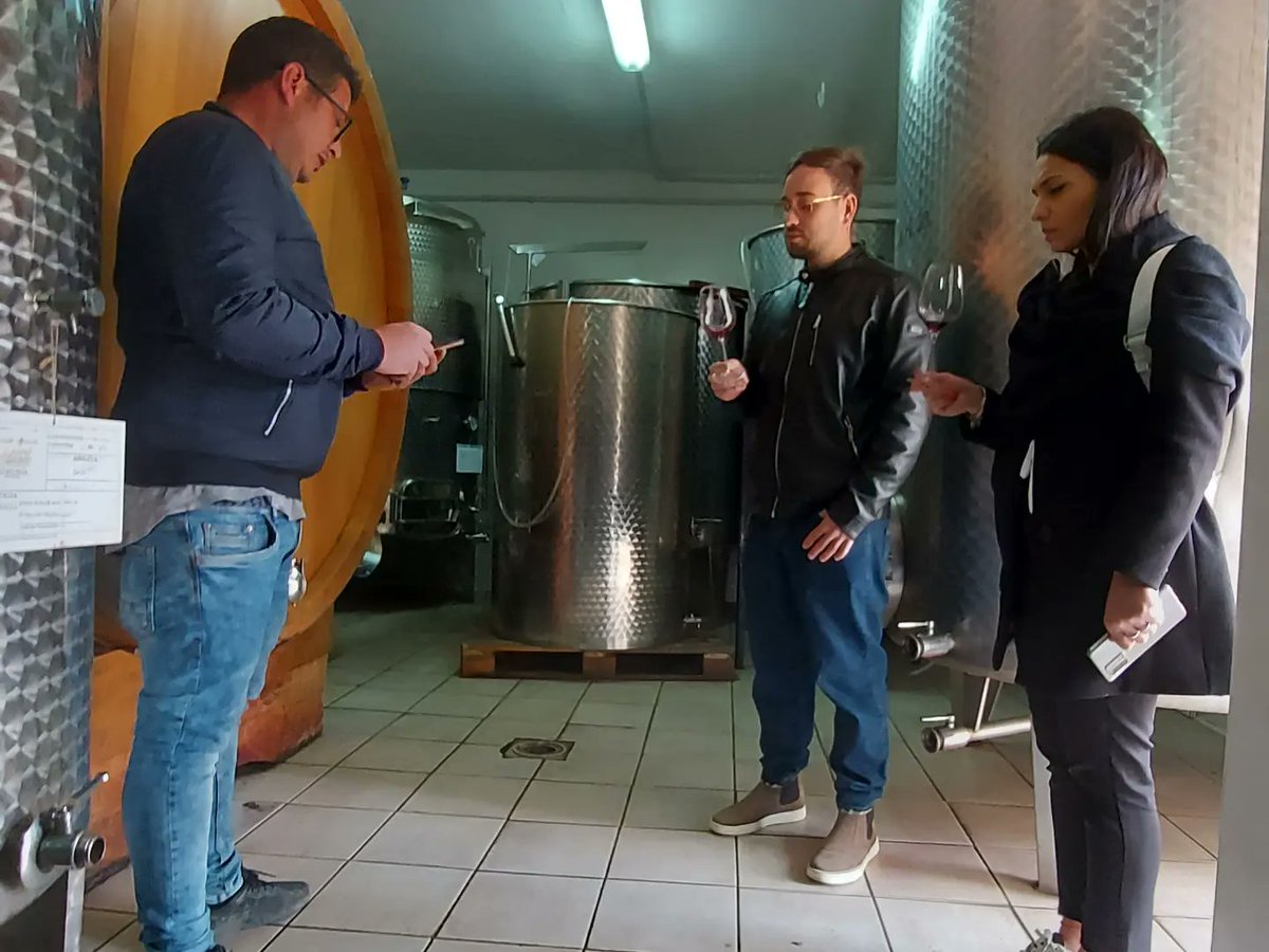 Aprile 2023: Accoglienza ad una coppia di turisti che hanno scelto la nostra esperienza di winetour🍷

Se anche tu vuoi scegliere tra i nostri winetour, ti aspettiamo in Irpinia 🤍💚

#vitigniirpini #enoturismo #winetour #taurasi #fianodiavellino #grecoditufo  #wine #winelover