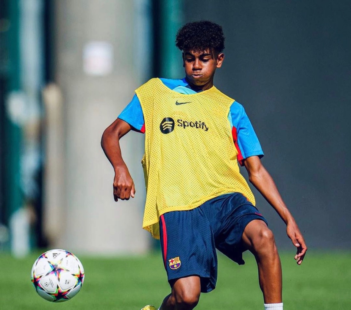 FabrizioRomano's tweet photo. Barcelona are optimistic to get new deal agreed soon for Lamine Yamal, La Masia gem born in 2007 who has been already called up by Xavi for the first team. 🔵🔴  #FCB 

Discussions are progressing with his new agent Jorge Mendes. https://t.co/36yuY6yuIP
