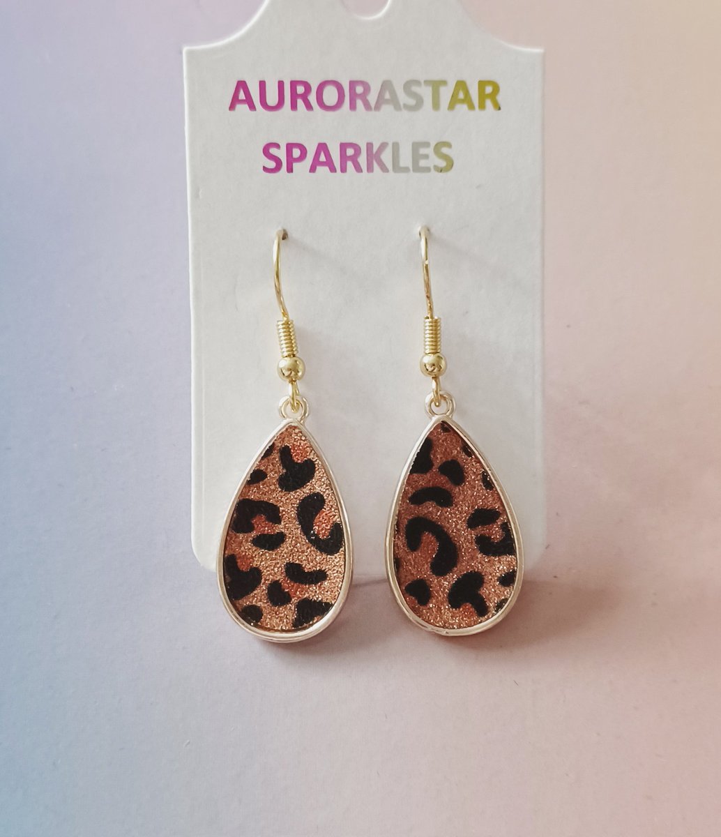 Sometimes you just need a lil' bit of leopard print 🐆 ❤️

Facebook.com/Aurorastar1007 

#MHHSBD #ukgiftAM #ukgifthour #ukweekendhour #treat #jewellery #SmallBiz #earrings