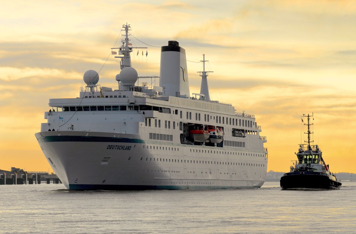 FraserG32883664's tweet photo. MS Deutschland, star of German TV’s ‘Das Traumschiff’ (The Dream Ship) sails the #RiverThames with help from #RTPeter. @MS_Deutschland @BoludaTowage #PeterDeilmannCruises #DasTraumschiff #MSDeutschland #CruiseShips #CruiseShip #Schiffe #ShipsInPics #Tug #Tugs #Tilbury #Thames https://t.co/3kNy1oH4qg