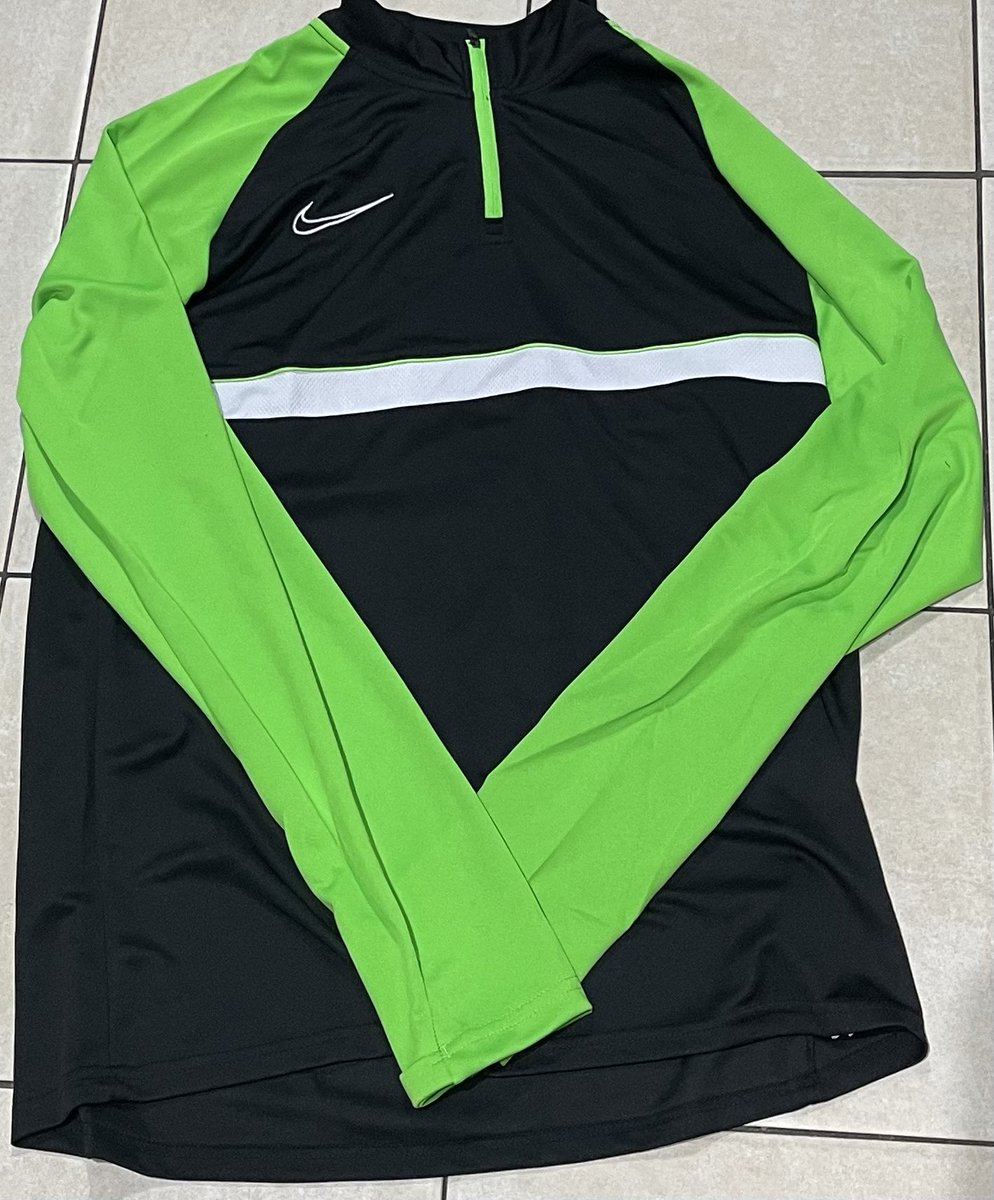 LobsterFc's tweet photo. With us having a black home kit which clashes with the officials, and an away kit that’s not worth a carrot. Our new sponsor for next season @c_renewables have stepped in and sorted the lads out for our Premier Cup Final, nice one @Jack_Dug94 for getting it sorted 💚

#UpTheLobbo https://t.co/SibvbZKh2Y
