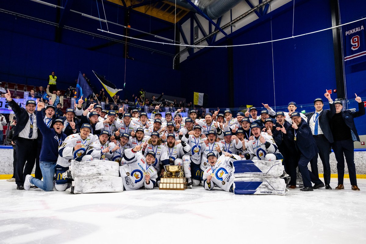 @KiekkoEspoo_ on Mestiksen mestari! 💙🏆 Nyt on juhlan aika: voittojuhlat järjestetään tänään lauantaina Espoo Metro Areenalla klo 18.30. Mukaan mahtuu ekat 3000. Lavalle nousee tähtiä - artistien lisäksi tietenkin itse joukkue! 🙌  #EspooJuhlii #Kivikova #Espoo #TapahtumaEspoo