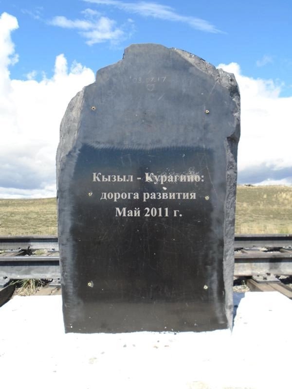 AteoBreaking's tweet photo. В. Путин в 2011 торжественно открыл церемонию начала строительства железной дороги в Туве, собственноручно забил первый костыль в шпалу. И вот результат спустя 10 лет. Лучший памятник эпохе.

Какая-то плешивая железная дорога вышла 😀 

Путин это война, нищета и обворовывание население России. 

Путина в Гаагу!