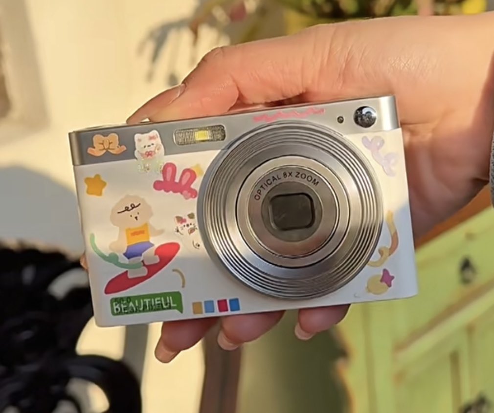 bibishop90s's tweet photo. เปิดพรี กล้องดิจิตอล compact 📷
ตอนนี้กำลังฮิตมาก ภาพจะออกนวล เปิดแฟลชได้ ถ่ายสนุก พร้อมสอนใช้งาน 

รายละเอียดในเมนชั่น 🔻

#กล้อง #กล้องดิจิตอล https://t.co/XqzuH7Bm94